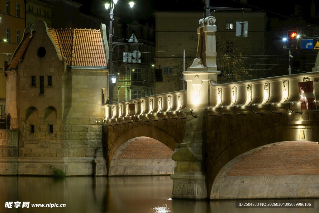 夜晚河畔的古典石桥