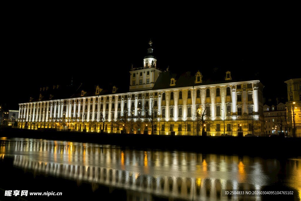 夜晚河畔的宏伟建筑