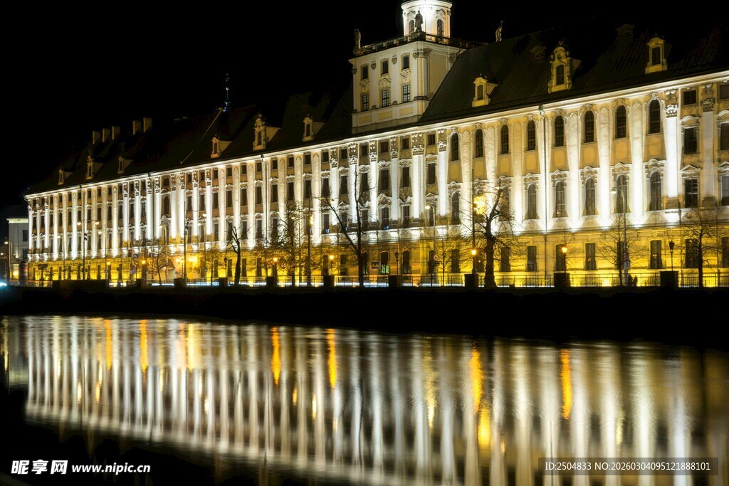 河畔夜景中的宏伟建筑