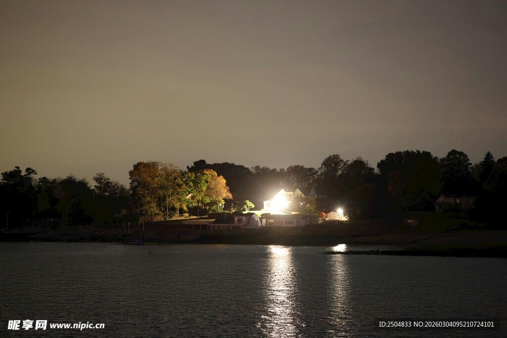 湖畔夜色中的璀璨灯光