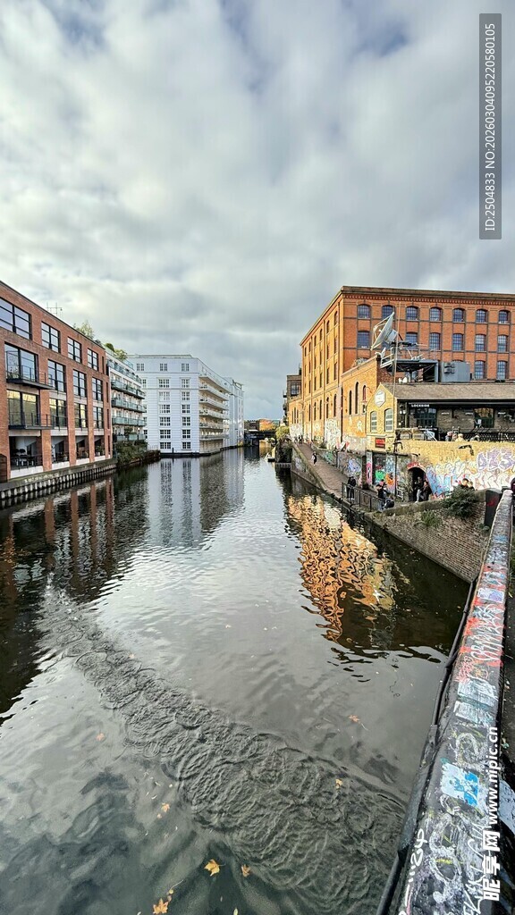 河畔城市风光 静谧水道