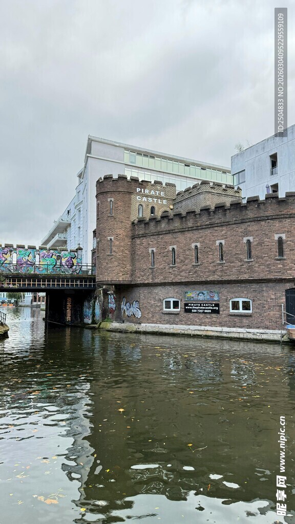 河畔古老建筑与桥梁景观