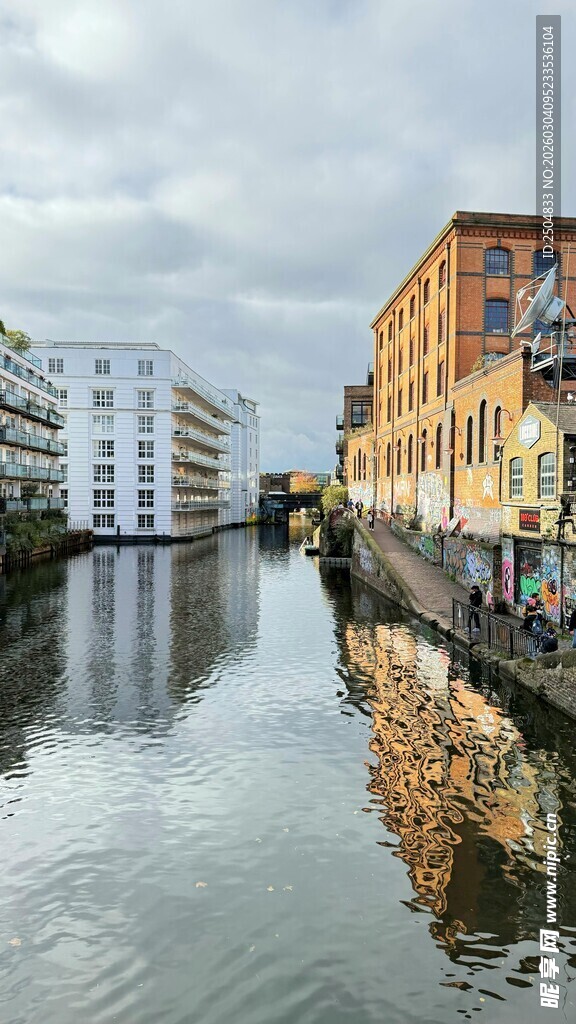 河畔欧式建筑风景