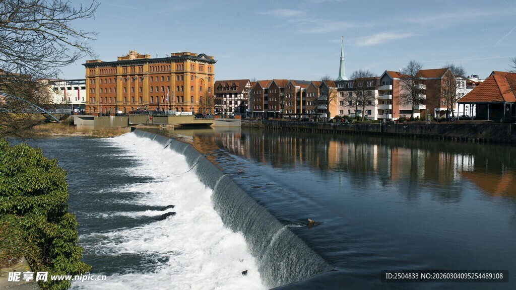 河畔城市风光 水流潺潺