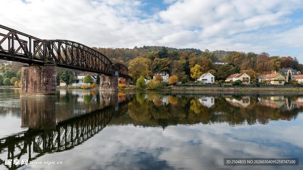 秋日河畔桥景倒影如画
