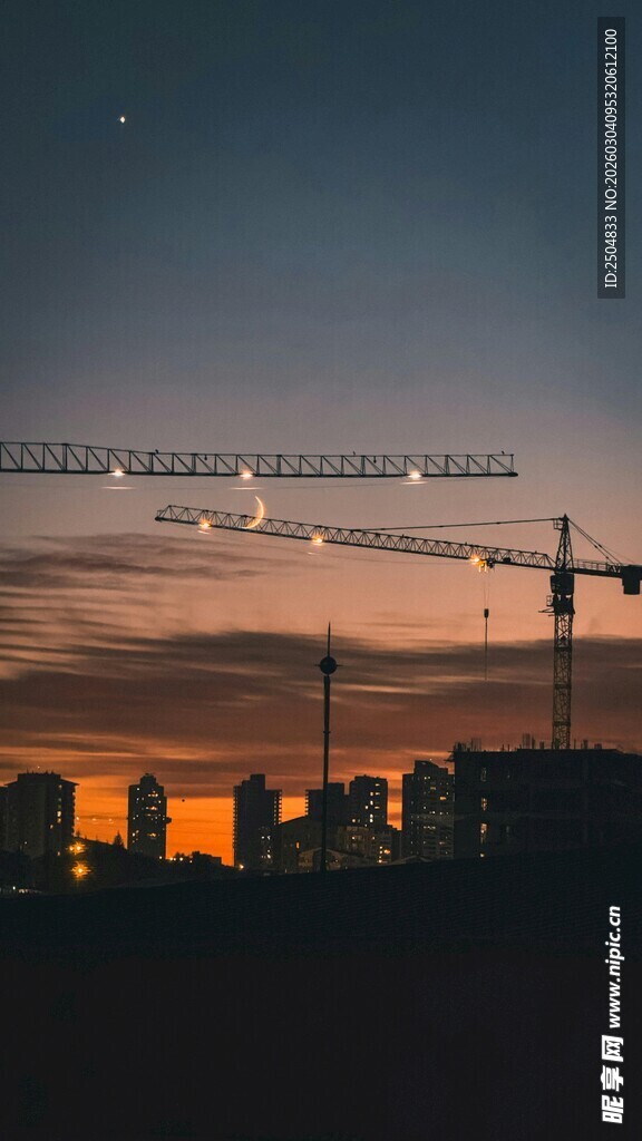 黄昏下的城市建筑与塔吊