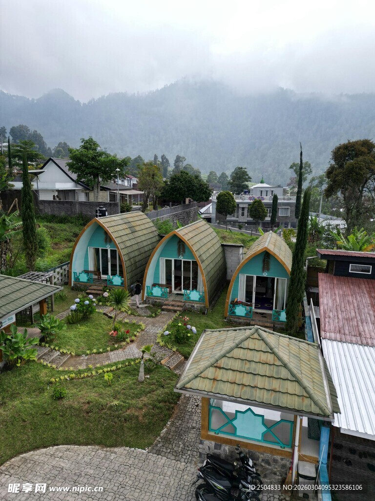 山间特色小屋 自然景致美