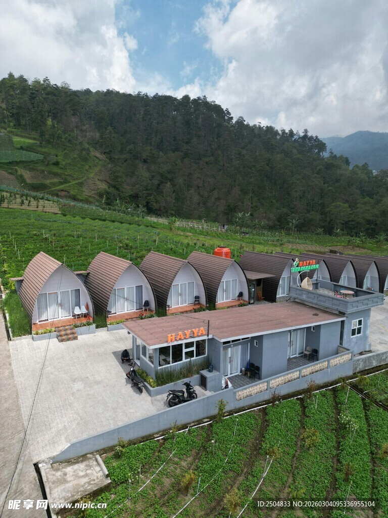 山坡上的特色建筑群