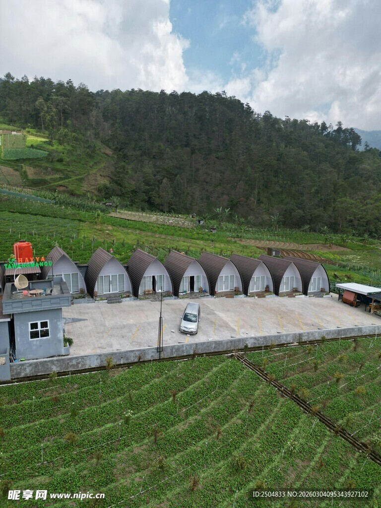 田园中的特色圆形建筑