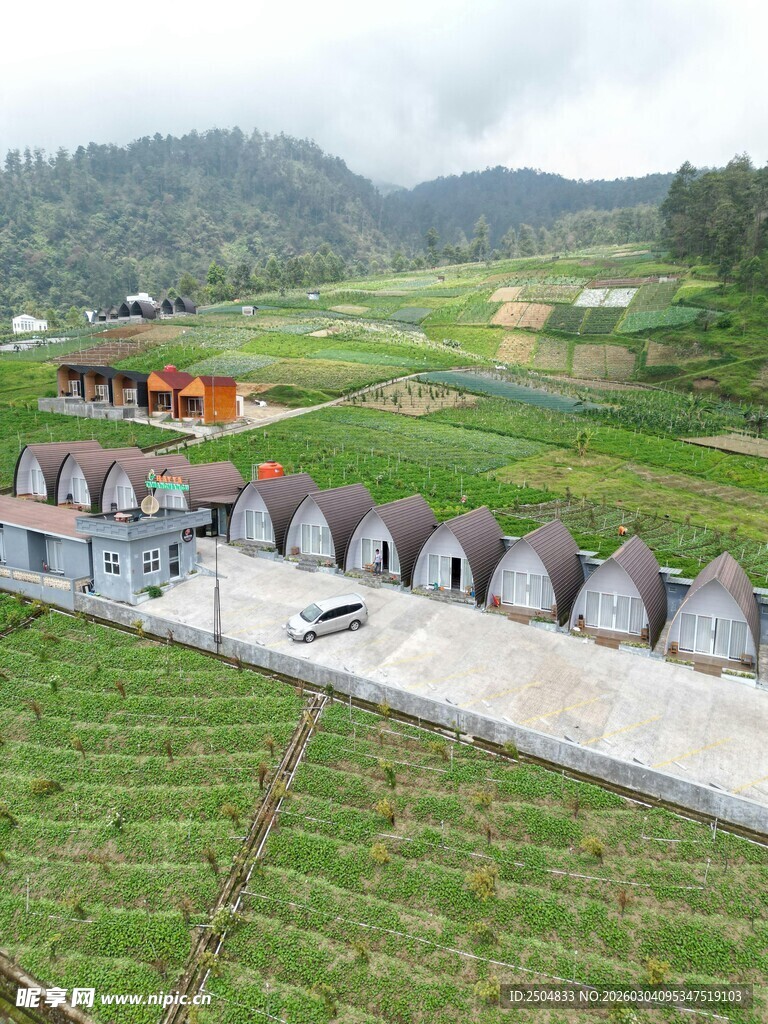 乡村田野中的特色小屋群