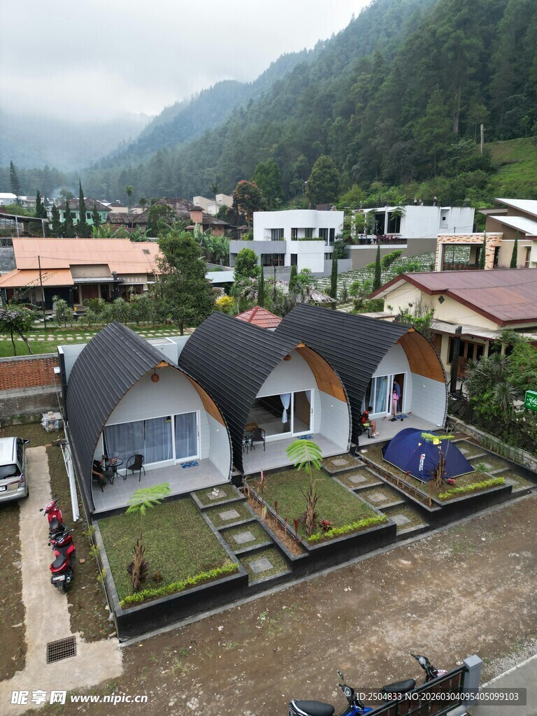 山间村落中的别致小屋