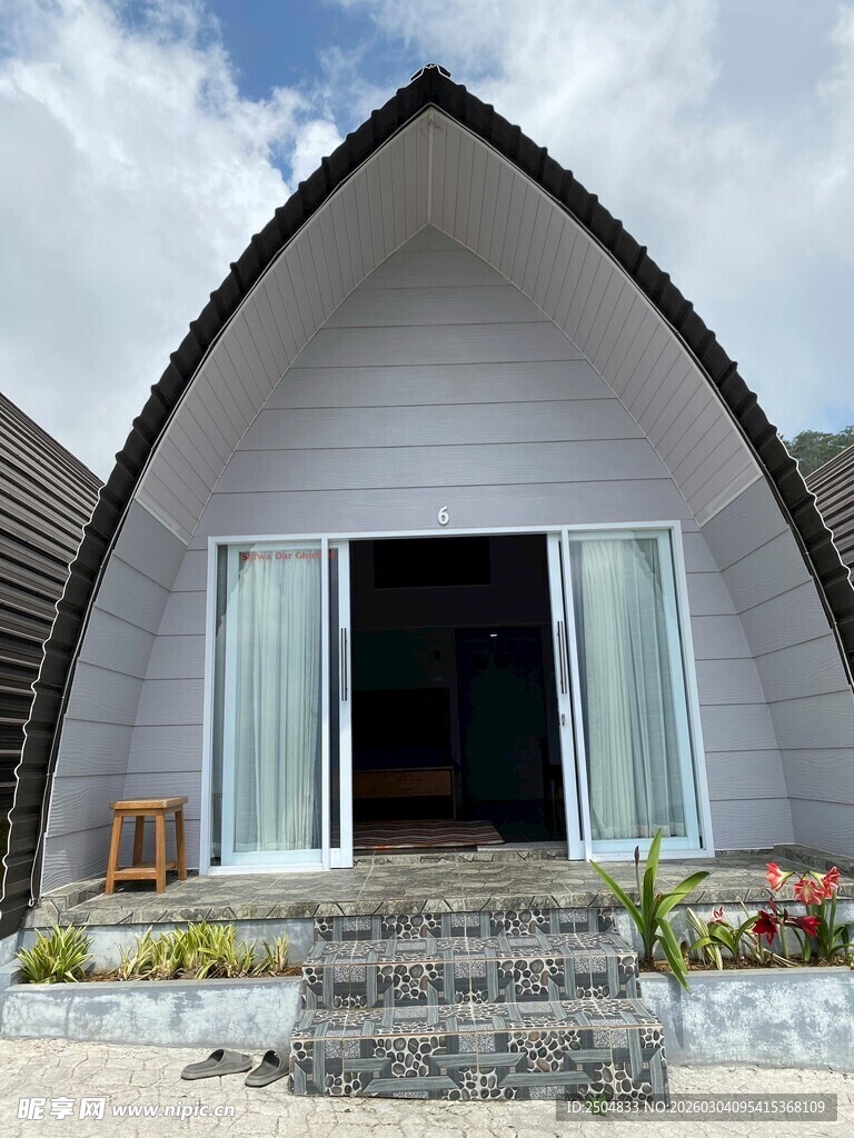 独特弧形屋顶的温馨小屋