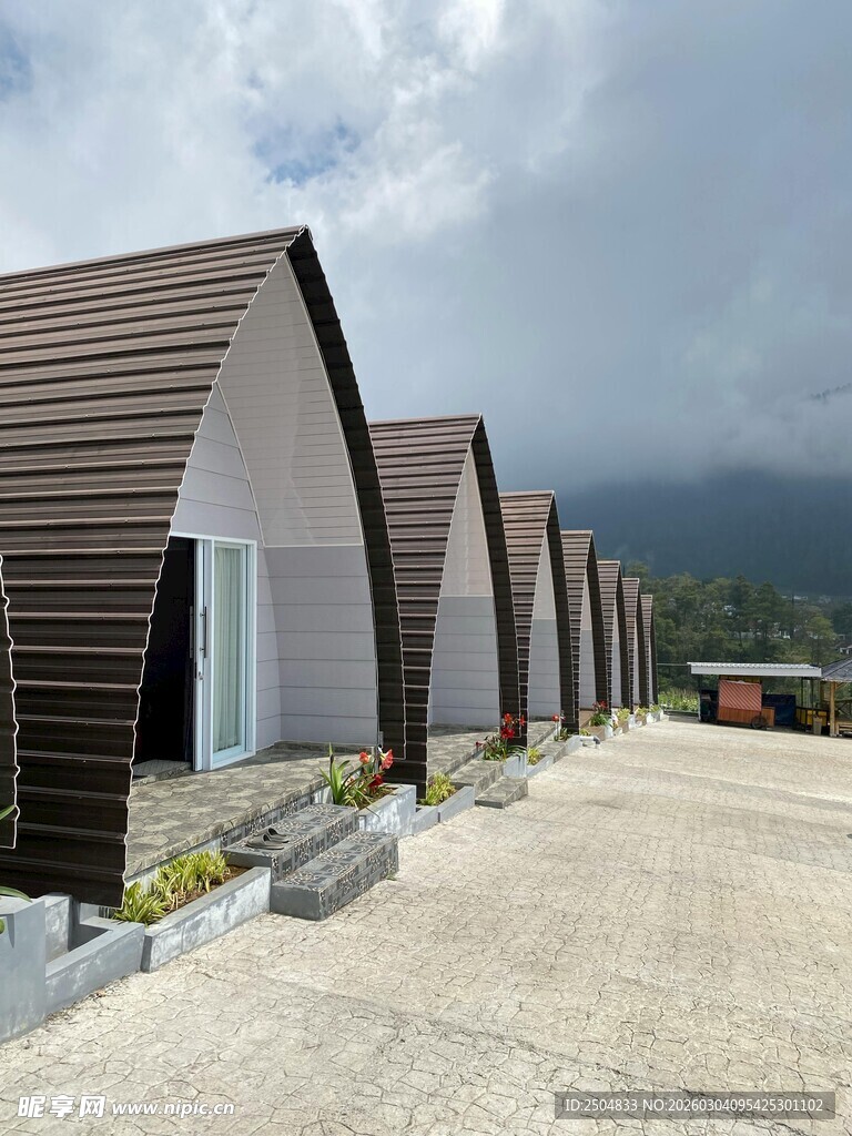 一排别致的现代风格小屋
