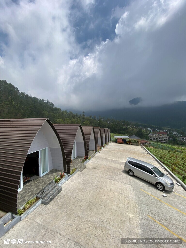 山间拱形建筑与停放车辆