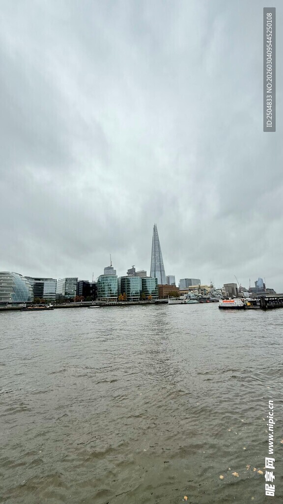 伦敦河畔的现代建筑景观