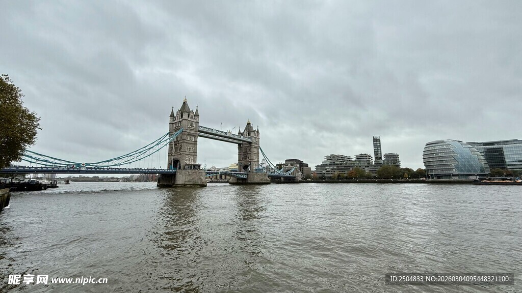 伦敦塔桥及河畔风景