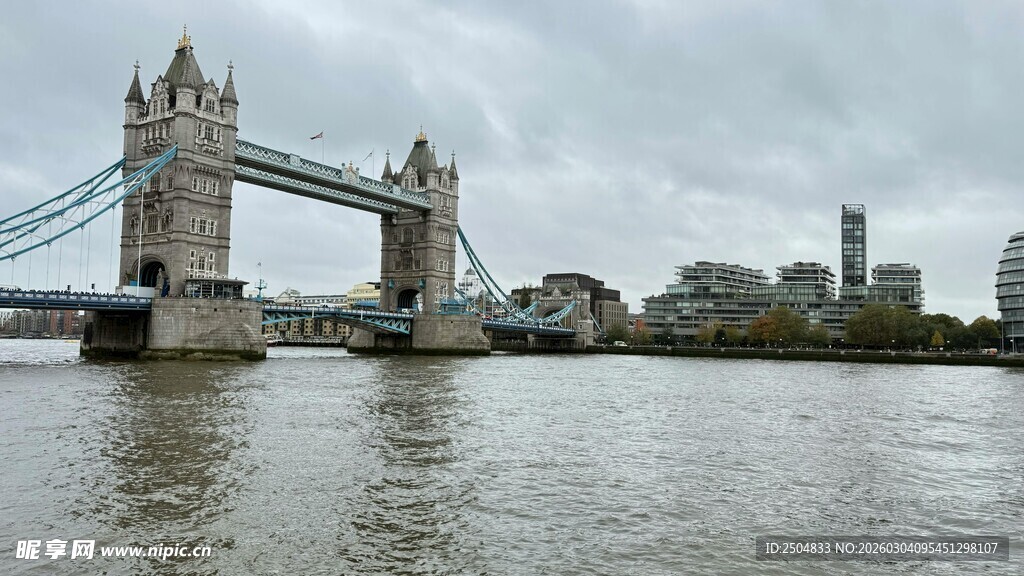 伦敦塔桥横跨河流景观