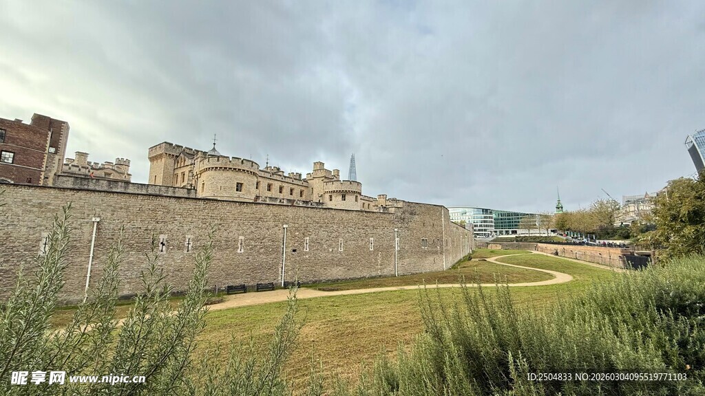 古老城墙与周边开阔景致