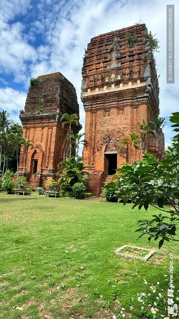 古老寺庙遗迹 绿草环绕