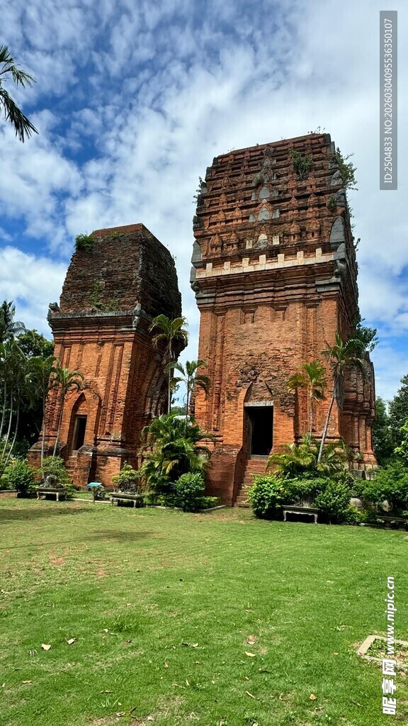 古老双塔屹立于绿草地