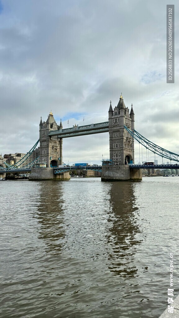 伦敦塔桥横跨水面风景