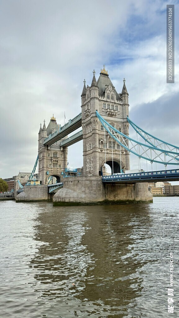 伦敦塔桥横跨水域景观