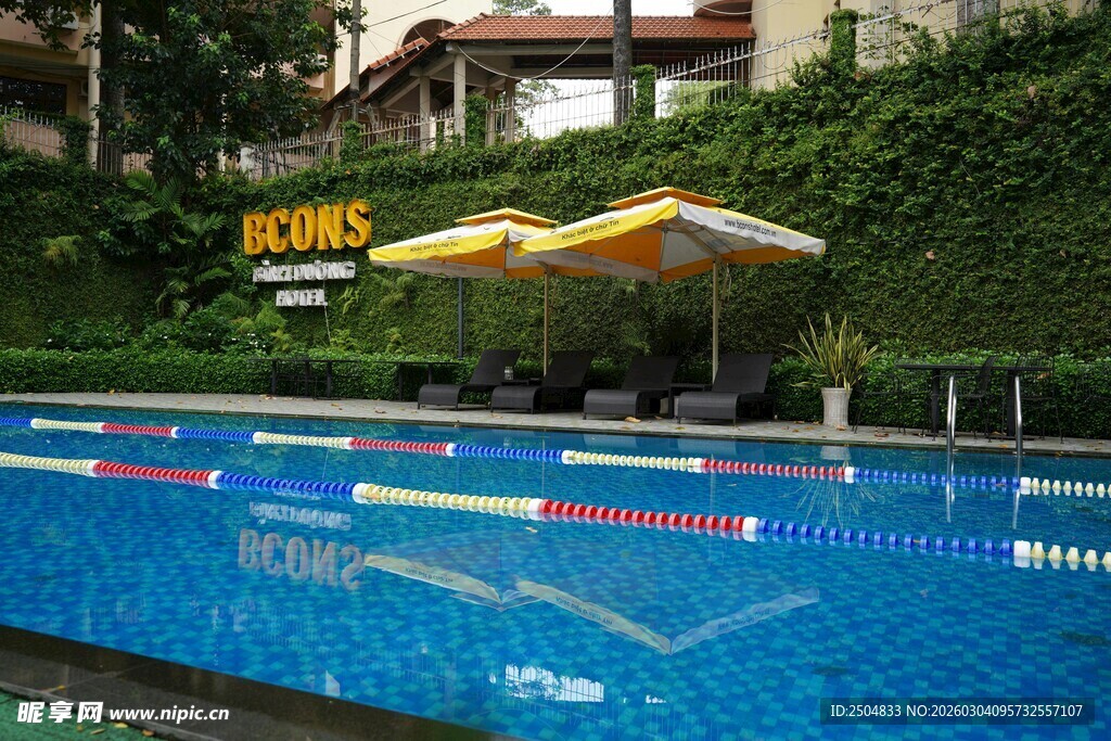 户外泳池与遮阳伞景观