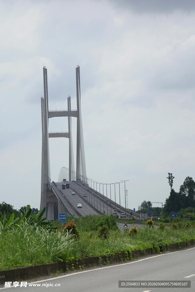 公路旁的高架桥
