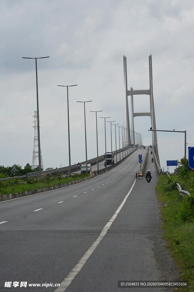 公路上的高架桥远景