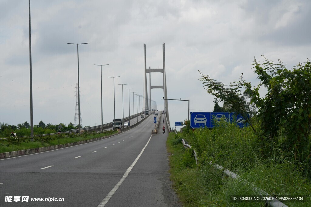 宽阔公路上的高架桥