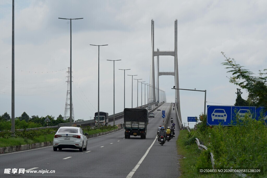 高速公路上的车辆与桥梁