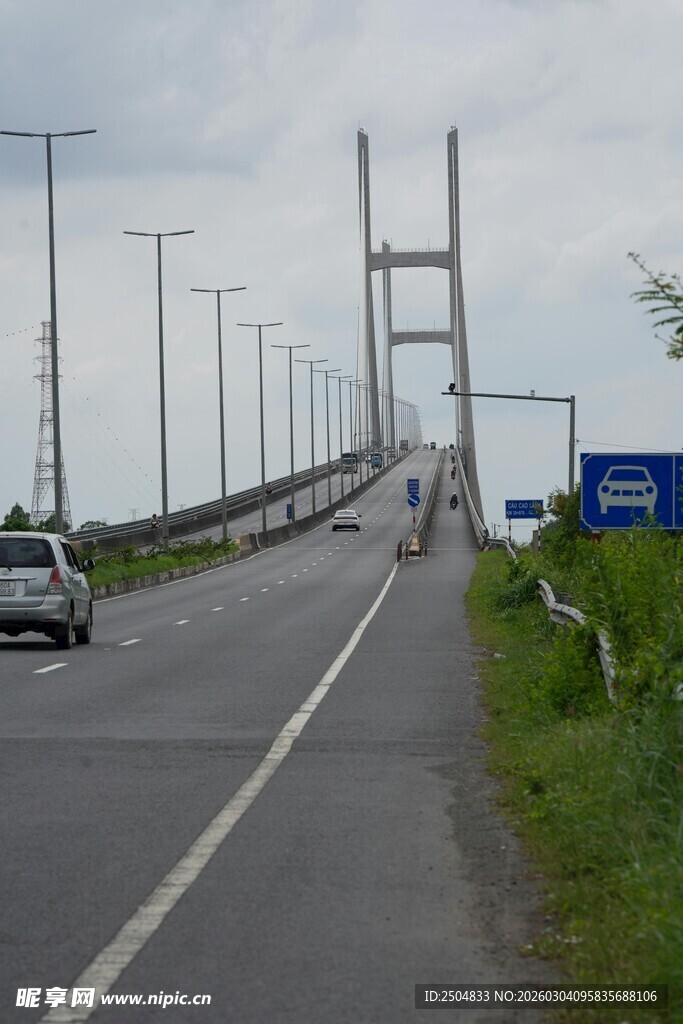 公路大桥上的行驶车辆