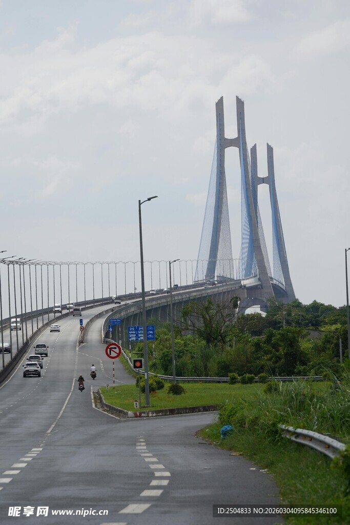 公路旁的宏伟斜 桥