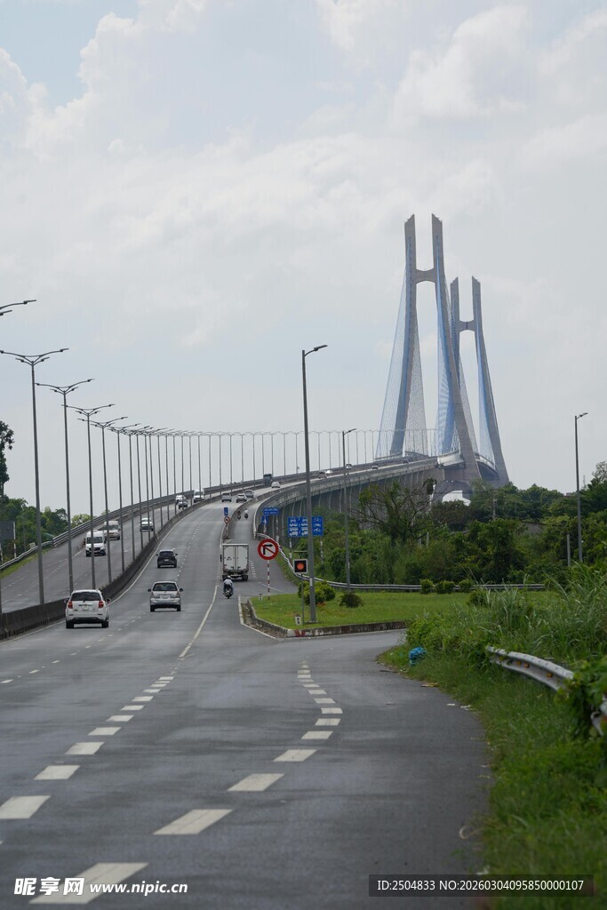 宽阔公路上的现代大桥