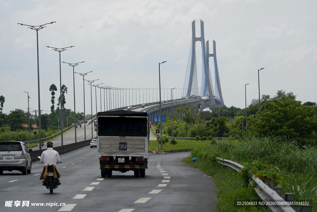 公路上行驶的车辆与大桥