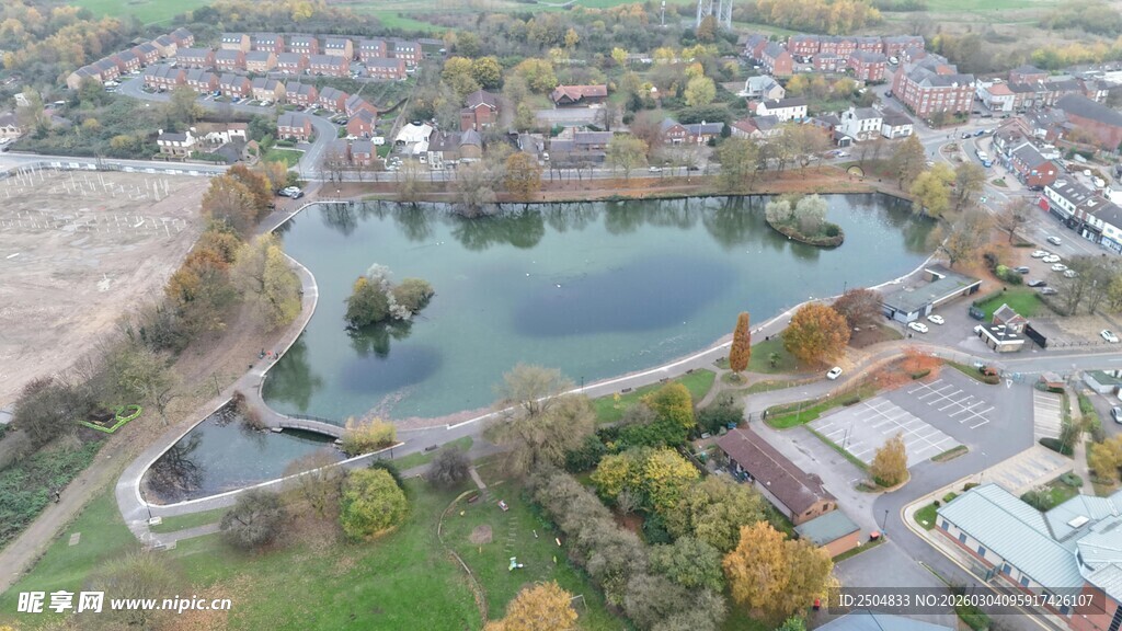 俯瞰城市中的美丽湖泊