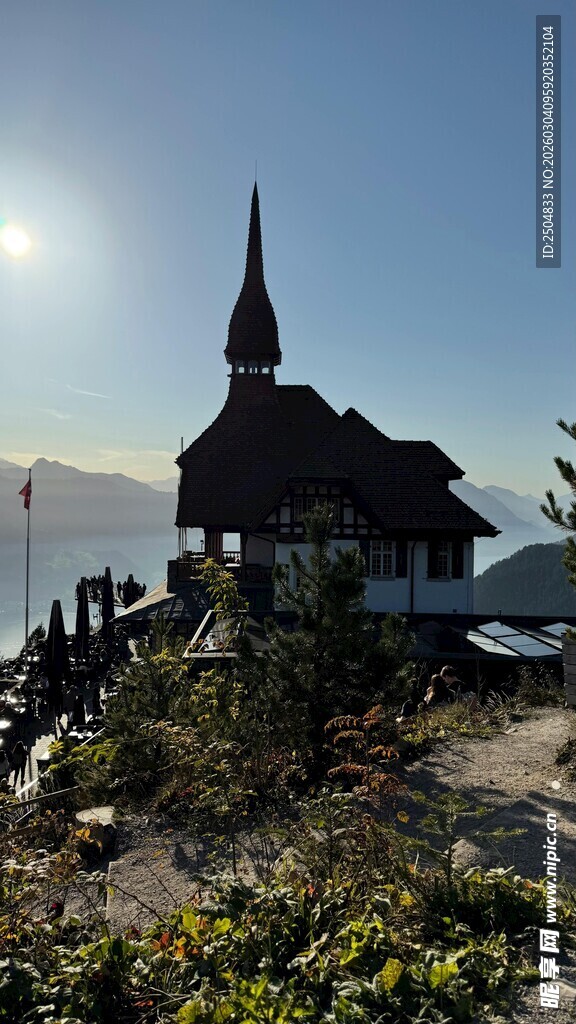 湖畔尖顶小屋风景如画