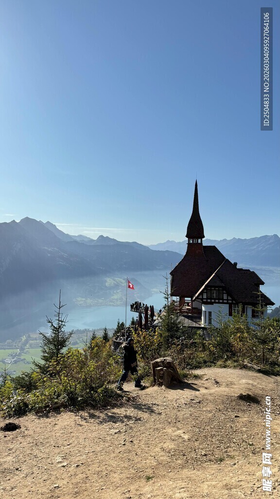 湖畔尖顶小屋风景