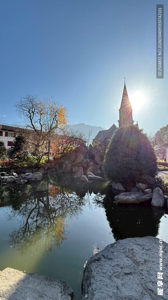 湖畔古塔倒影美景