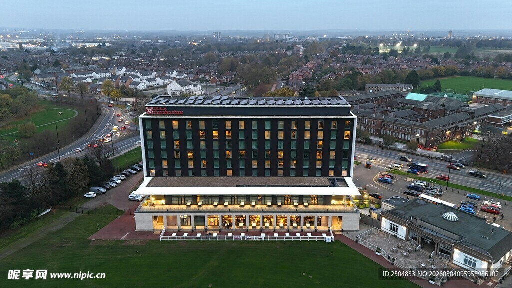 俯瞰多层建筑及周边景观