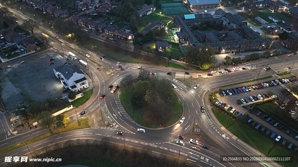 城市环形交叉路口俯瞰图