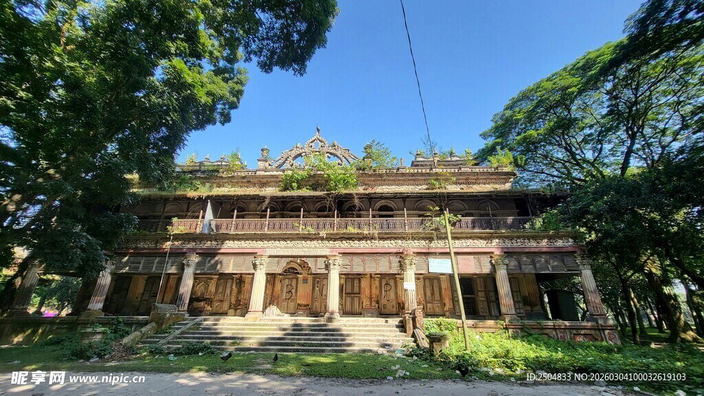 古老建筑隐于葱郁树林中