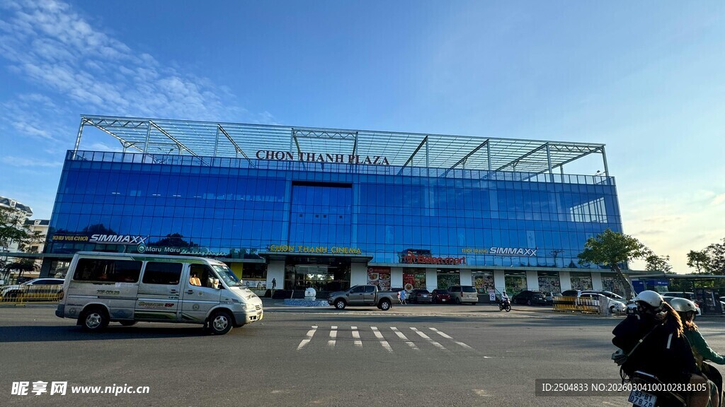 蓝色现代建筑停车场场景