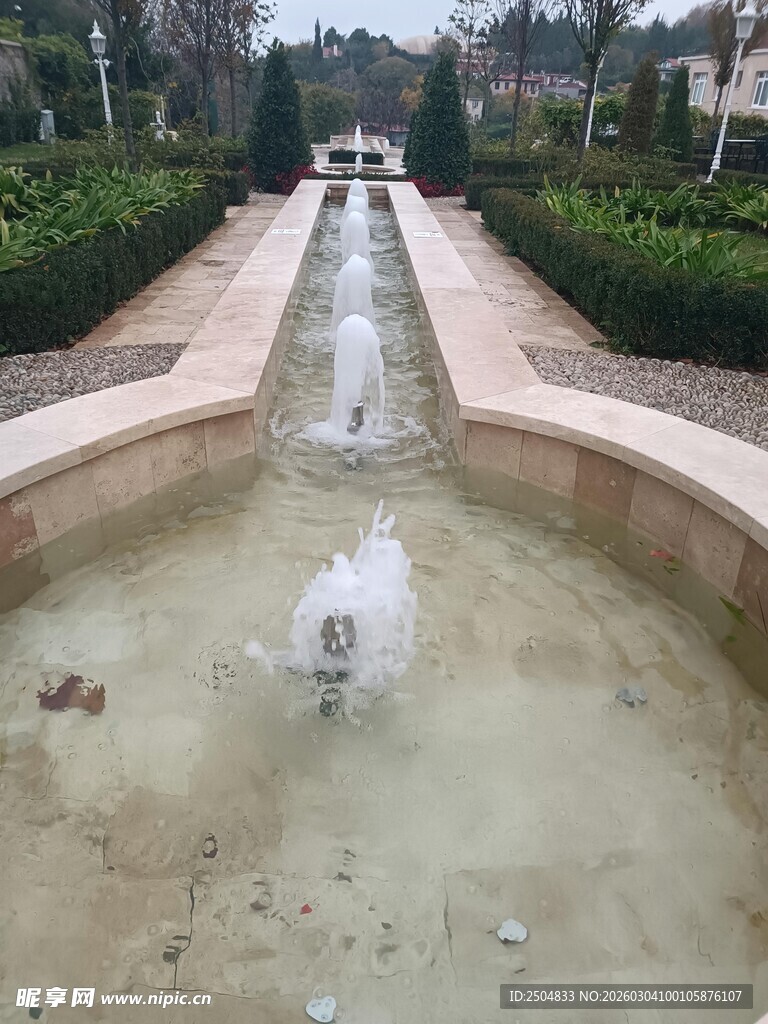 园林中的流水喷泉景观