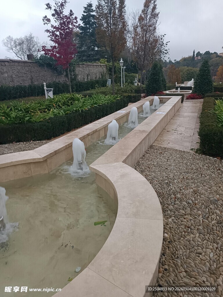 户外蜿蜒水景景观设计