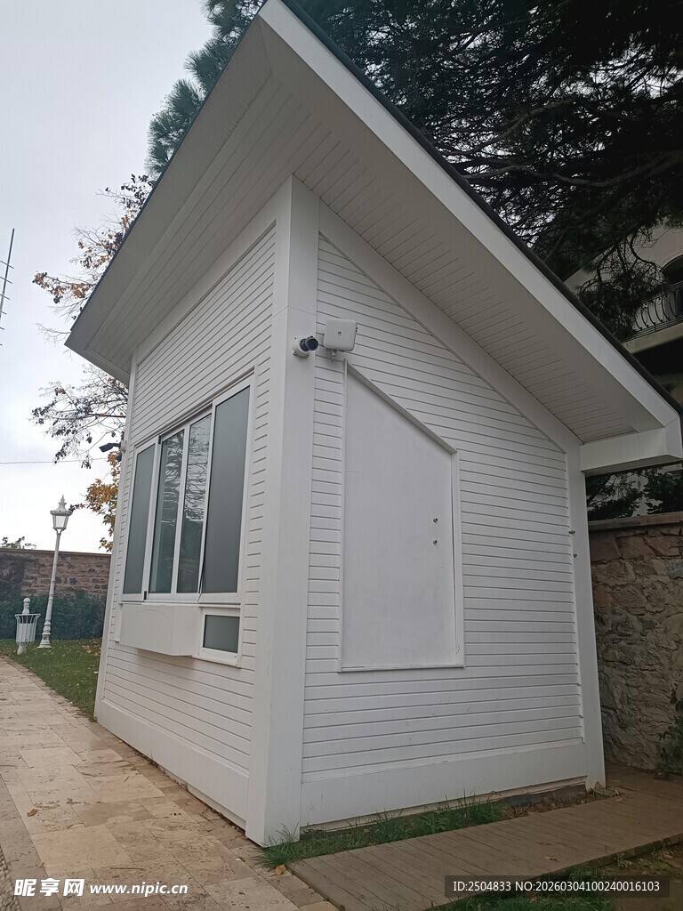 白色简约户外小屋
