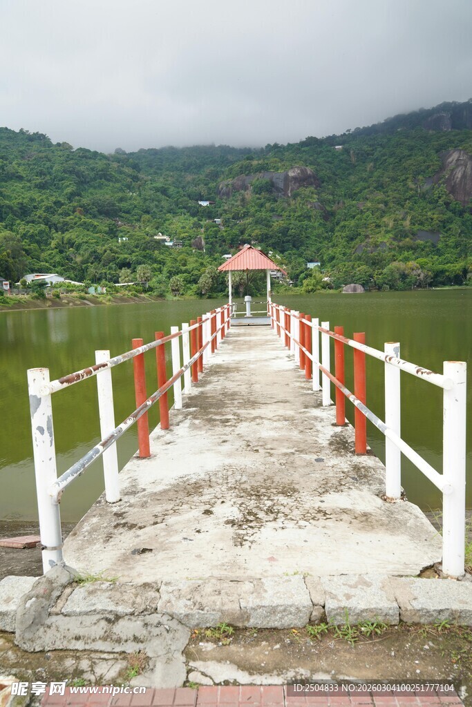 湖畔石桥通往山间凉亭