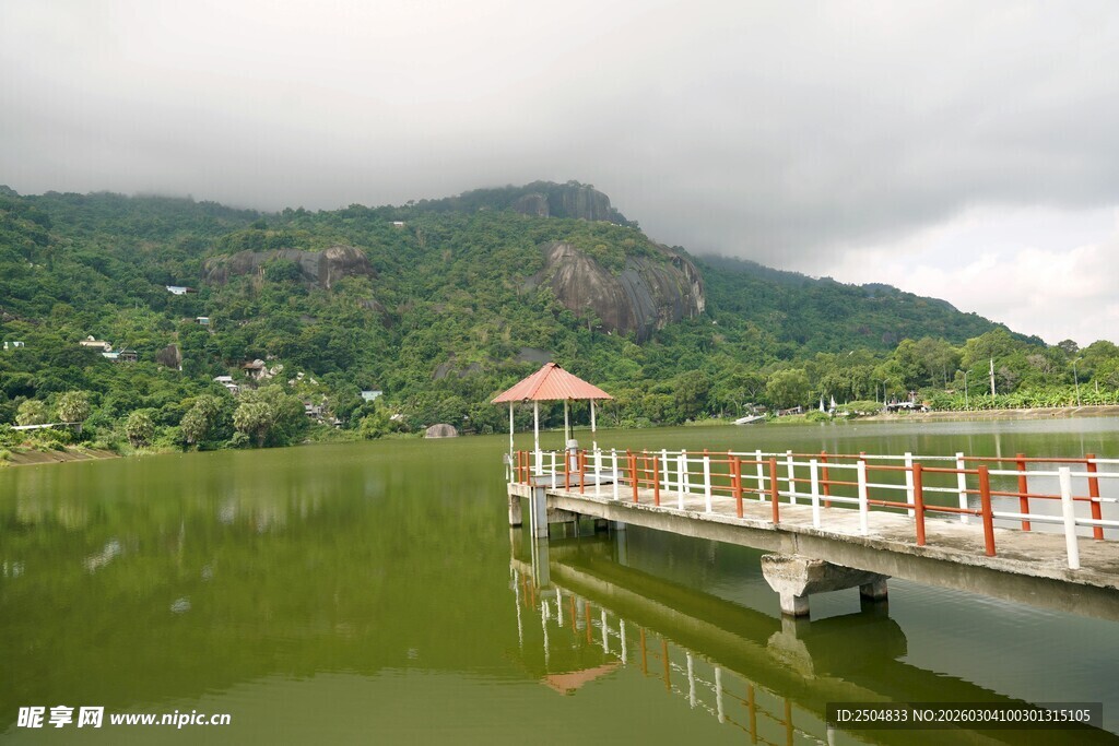 湖畔栈桥伴青山美景