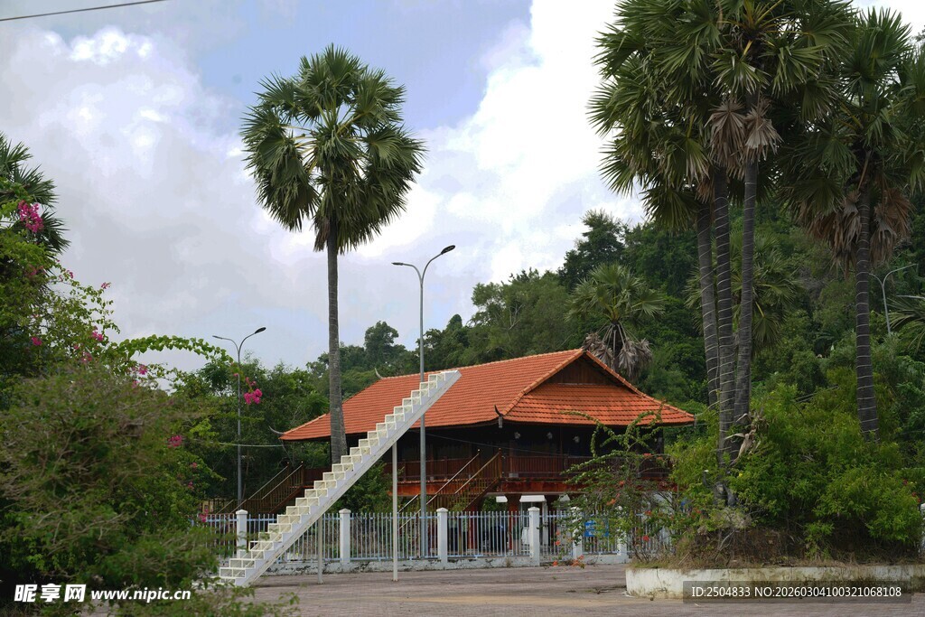 热带风光中的红顶凉亭