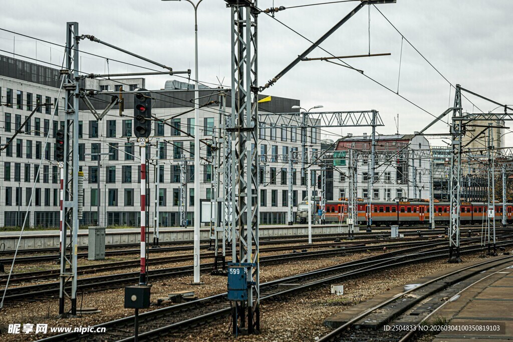城市铁轨旁的多彩建筑
